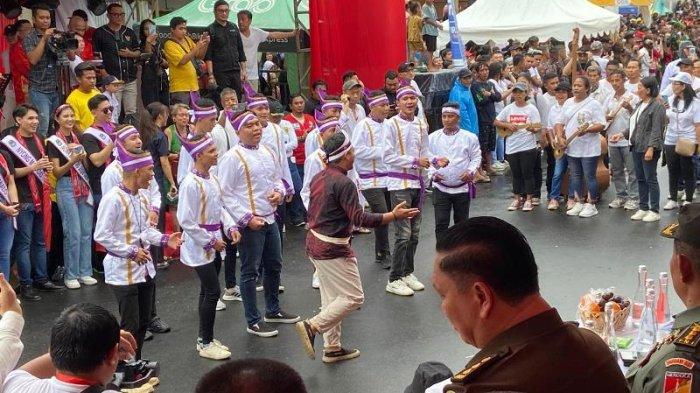 CAP GO MEH: Masamper yang merupakan budaya suku Sanger turut menghibur para penonton Cap Go Meh di Kampung Cina, Manado, Sulawesi Utara, Rabu (12/2/2025).