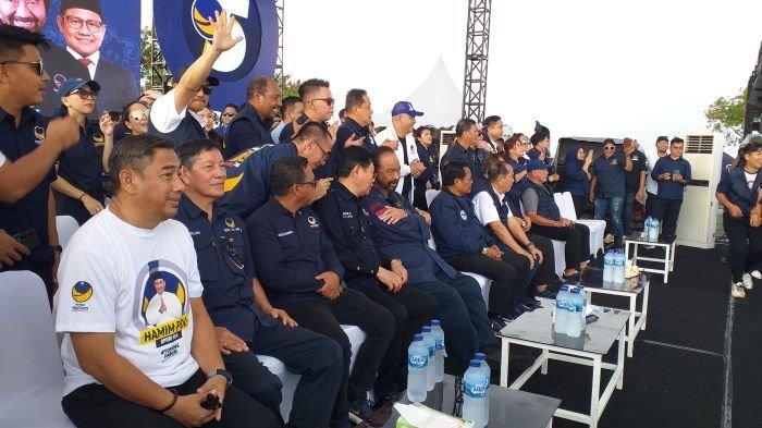 Caleg DPR RI dari Nasdem, Hamim Pou (kiri), saat mengikuti kampanye akbar dan rapat umum Partai Nasdem di Pohon Kasih, Kawasan Megamas, Manado, Sulawesi Utara, Senin (5/2/2024).