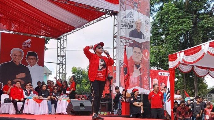 Caleg PDIP kota Manado dapil Sario - Malalayang semangati ribuan warga dengan orasi dalam kampanye PDIP Manado di Lapangan Bantik, Kecamatan Malalayang, Manado, Sulawesi Utara, Jumat (12/1/2024).
