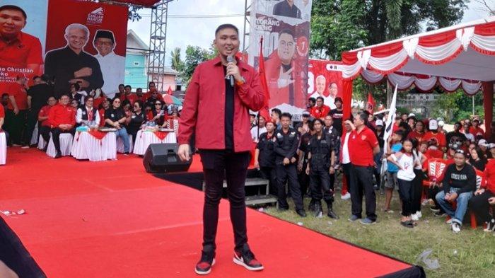 Caleg PDIP kota Manado dapil Sario - Malalayang semangati ribuan warga dengan orasi dalam kampanye PDIP Manado di Lapangan Bantik, Kecamatan Malalayang, Manado, Sulawesi Utara, Jumat (12/1/2024).