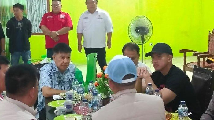 Calon Bupati Minahasa Selatan nomor urut tiga, Asiano Gamy Kawatu (AGK), sarapan bersama Ketua Umum Partai Solidaritas Indonesia (PSI), Kaesang Pangarep; Calon Wakil Gubernur Sulut nomor urut 1, Victory Mailangkay; dan Calon Bupati Minahasa Utara, Melky Pangemenan (MJP), Selasa (5/11/2024).