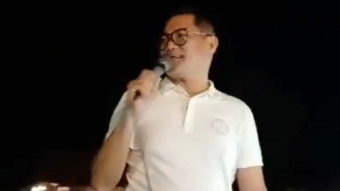 Calon Bupati Minut Joune Ganda saat pidato kemenangannya di Desa Kaima, Kecamatan Kauditan, Minut, Rabu (27/11/2024) malam.