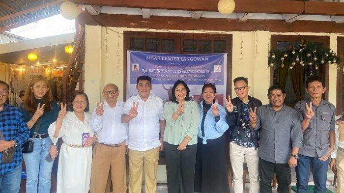 Calon Gubernur Sulawesi Utara Yulius Selvanus Komaling (YSK) mengunjungi keluarga Sigar, Orang Tua dari Presiden Terpilih Prabowo Subianto di Desa Walantakan Kabupaten Minahasa, Minggu (21/7/2024)