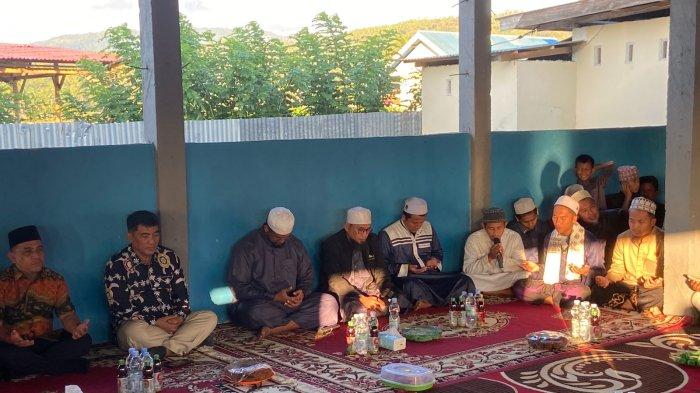 Calon Gubernur YSK mengunjungi Pesantren Al Hidayah Tadoy. Pesantren ini dibawah bimbingan Pondok Pesantren Alfatah yang berada di desa Tomboro Kecamatan Karas  Kabupaten Magetang Jawa Timur yang pernah dikunjungi Prabowo Subianto
