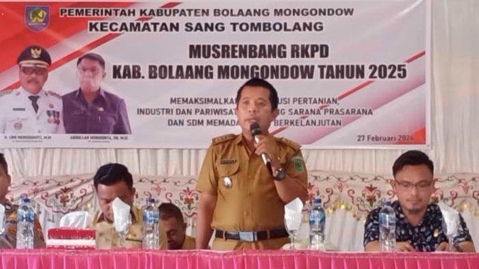 Camat Sang Tombolang, Mansur Paputungan (berdiri).