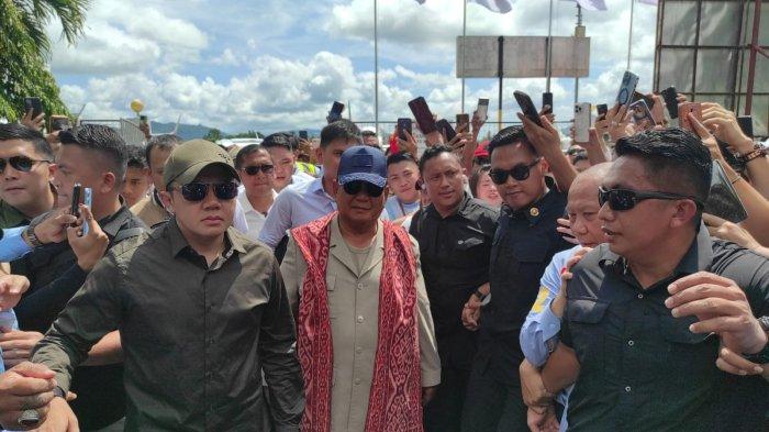 Capres RI Prabowo Subianto tiba di Bandara Internasional Sam Ratulangi Manado, Senin (05/2/2024).