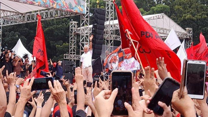 Capres nomor urut tiga Ganjar Pranowo saat kampanye di Manado, Sulawesi Utara.