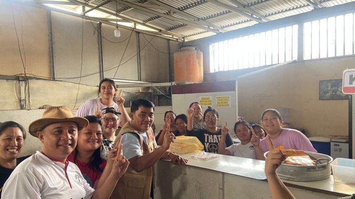 Calon Gubernur Sulawesi Utara, Yulius Selvanus Komaling (YSK), foto bersama warga usai makan siang di Rumah Makan Megataru, Desa Kapitu, Kecamatan Amurang Barata, Kabupaten Minahasa Selatan (Minsel), Senin (7/10/2024).