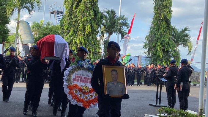 Jenazah anggota Brimob Polda Sulawesi Utara, Briptu Rudi Agung, tiba di Bandara Sam Ratulangi Manado, Selasa (19/9/2023).