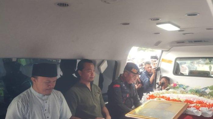 Kapolda Sulawesi Utara, Irjen Pol Setyo Budiyanto, mendoakan mendiang Briptu Rudi Agung di Bandara Sam Ratulangi Manado, Selasa (19/9/2023) sore.