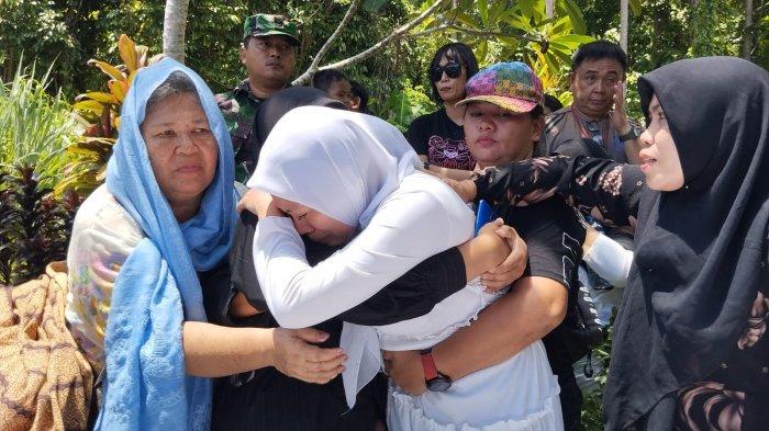 Jenazah Brigadir Ridhal Ali Tomi dimakamkan di Pekuburan Muslim Desa Kalasey 1, Kecamatan Pineleng, Kabupaten Minahasa, Sulawesi Utara, Minggu (28/4/2024).