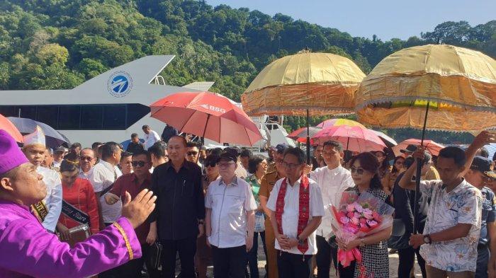 Pj Bupati Kepulauan Sitaro, Joy Oroh, bersama istri, Maya Oroh Rumengan, tiba disambut secara adat di Pelabuhan Pehe, Kecamatan Siau Barat, Sitaro, Sulawesi Utara, Selasa (26/9/2023).
