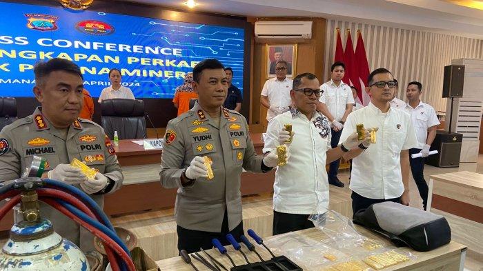 Konferensi pers pengungkapan dugaan tindak pidana pertambangan mineral dan batu bara oleh Ditreskrimsus Polda Sulawesi Utara, Rabu (24/4/2024).