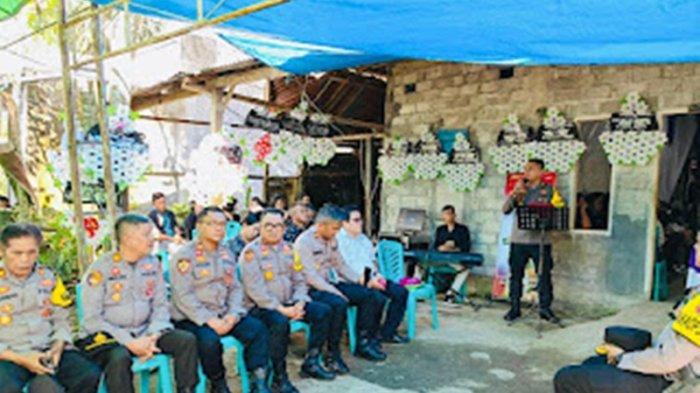 Personel Polres Minahasa Selatan dilibatkan dalam pengamanan rangkaian ibadah pemakaman korban pembunuhan di Desa Pinaesaan, Kecamatan Tompasobaru, Minsel, Sulawesi Utara.