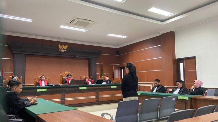 Terpidana kasus politik uang, Chery Lintang, saat mendengarkan putusan hakim di Pengadilan Negeri Manado, Sulawesi Utara, Rabu (19/6/2024).