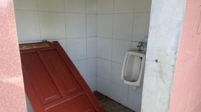 Kondisi toilet umum di Lapangan Tikala, Manado, Sulawesi Utara, Rabu (12/6/2024).