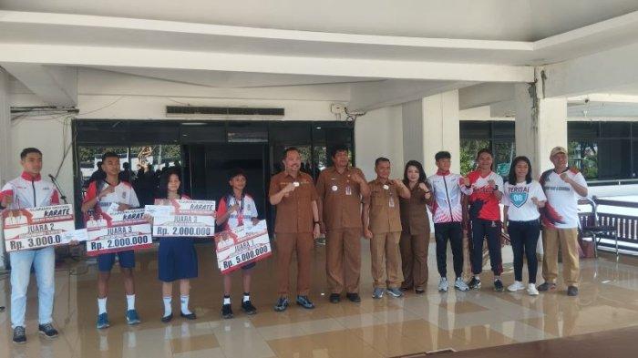 Wakil Wali Kota Manado, Richard Sualang, menerima para atlet cabang olahraga karate utusan Manado, Sulawesi Utara, yang mengikuti Kejuaran Nasional Cabang Olah Raga Karate antar PPLP, PPLPD dan SKO, Selasa (21/5/2024).