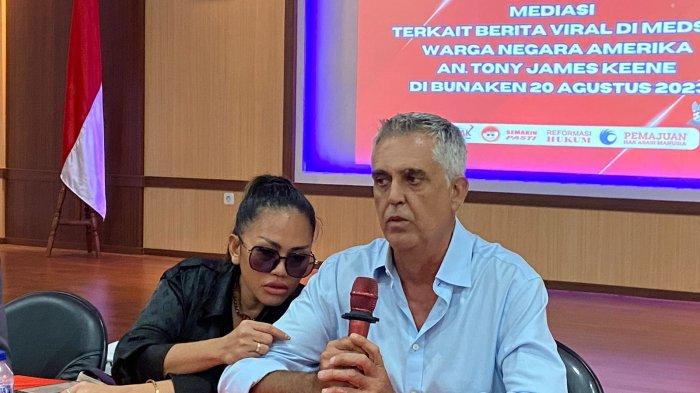 WNA asal Amerika Serikat bernama Tony Keene bersama istri, Julia Keene.