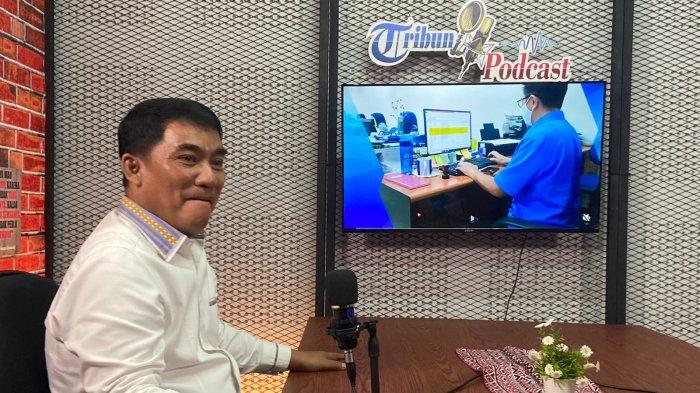 Bakal Calon Gubernur Sulawesi Utara, Yulius Selvanus Komaling, saat menjadi narasumber Tribun Manado Podcast, Kamis (18/7/2024).