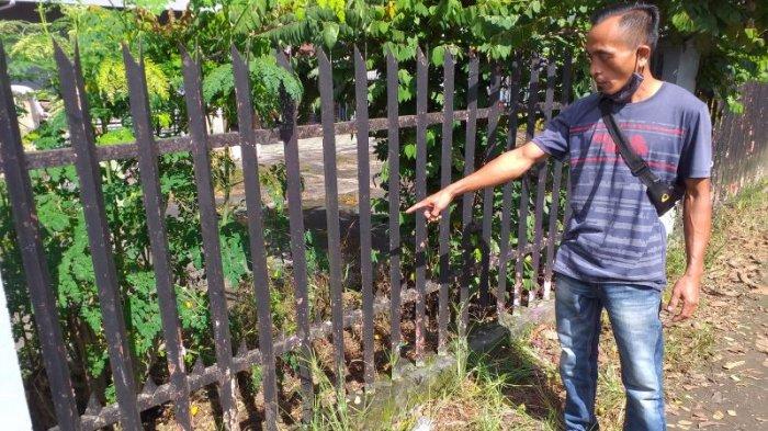 PENEMUAN BAYI - Seorang warga, Lendi Mongilong, menunjuk lokasi penemuan tas yang berisi bayi tak bernyawa di Kotamobagu, Sulawesi Utara, Rabu (19/2/2025). Lendi menemukannya bersama dua rekan.
