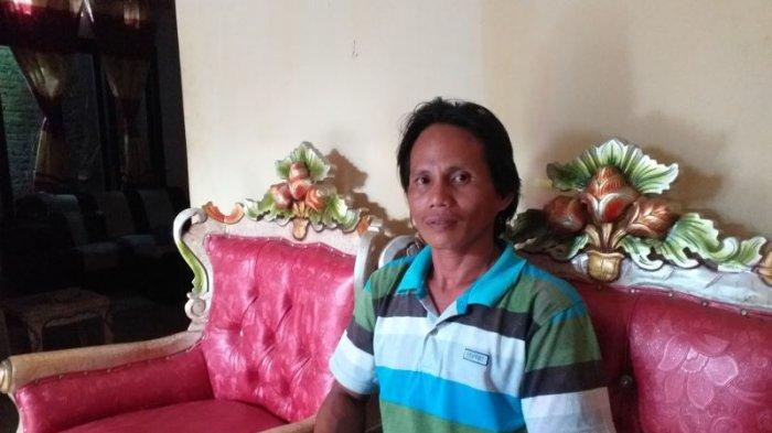 Rudi Tampoy, pemilik kebun yang menemukan bayi laki-laki di Desa Poyowa Kecil, Kotamobagu Selatan, Kota Kotamobagu, Sulawesi Utara.