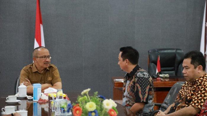 Pj Wali Kota Kotamobagu Asripan Nani, menerima kunjungan ketua dan anggota KPU Kota Kotamobagu, di Ruang Kerja Wali Kota Kotamobagu, Sulawesi Utara, Selasa (3/10/2023).