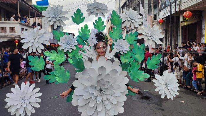 Cewek Manado Lovely Lasut Tampil Menawan di Perayaan Cap Go Meh, Manado, Sulawesi Utara, Sabtu (24/02/2024).