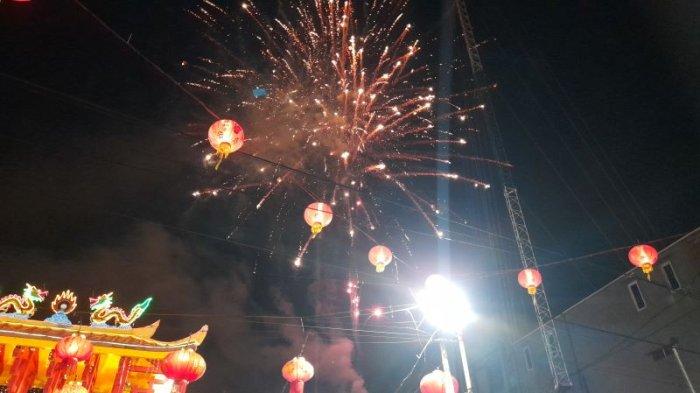 KEMBANG API - Pesta kembang api menyambut tahun baru Imlek di Kampung Cina Manado, Sulawesi Utara, Selasa (28/1/2025).