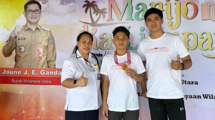 Cristian diapit oleh Kepsek SMP MIS Sharon Lintuuran, MEIL dan Coach Prince Pontoh
