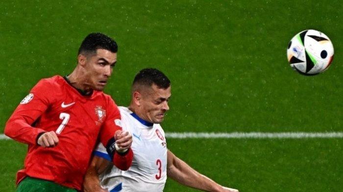 Hasil Pertandingan Grup F Euro 2024. Portugal Kalahkan Ceko 2-1. Cristiano Ronaldo berduel dengan bek Ceko, Tomas Holes.