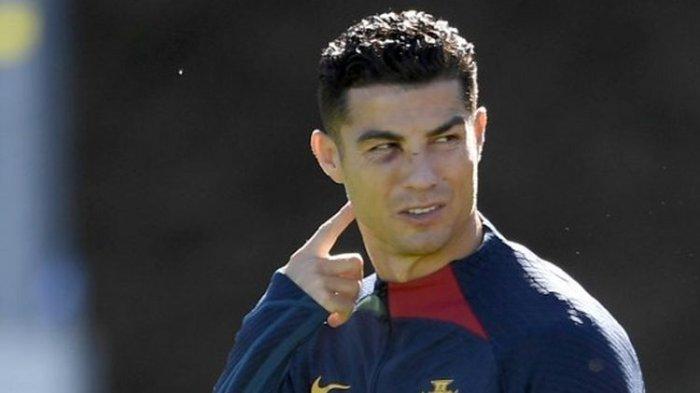 Cristiano Ronaldo bermain di lapangan sepak bola