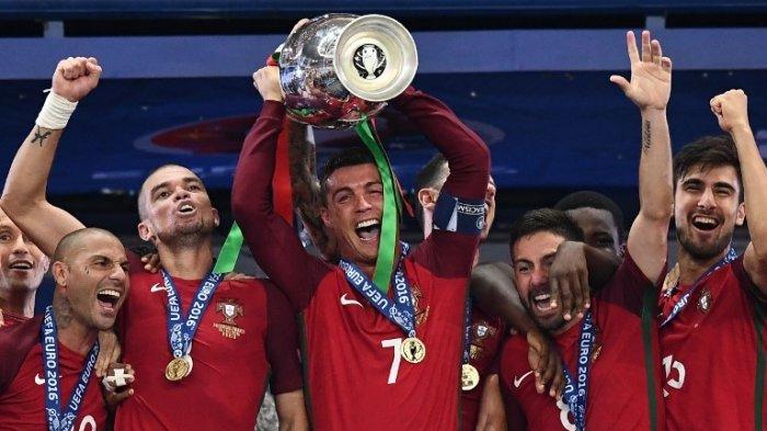 Cristiano Ronaldo mengangkat trofi Euro 2016 yang digelar di Prancis.