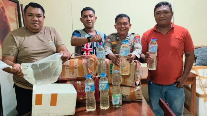 DISITA: Polsek Pelabuhan Manado menggelar operasi penertiban untuk memberantas peredaran minuman keras, senjata tajam, barang ilegal, dan barang berbahaya lainnya di kawasan Pelabuhan Manado, Jumat (28/2/2025). Dari operasi tersebut polisi menemukan 109 liter captikus.