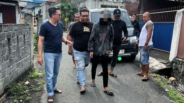 DITANGKAP - Pelaku pembunuhan di Bitung saat ditangkap Polisi pada Selasa 1 April 2025. Kronologi pembunuhan di Bitung, Sulut pada Selasa (1/4/2025). Pelaku dan korban teman sepergaulan. Keduanya sempat cekcok.