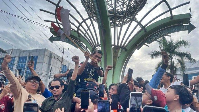 DAENG ANPES - Daeng Anpes saat finish di Zero Point, Manado, Sulut, Rabu (12/2/2025). Daeng disambut ratusan warga Kerukunan Keluarga Sulawesi Selatan (KKSS). (Berita Populer Sulawesi Utara: Daeng Anpes Tiba di Manado setelah 126 Hari Jalan Kaki dari Makassar)