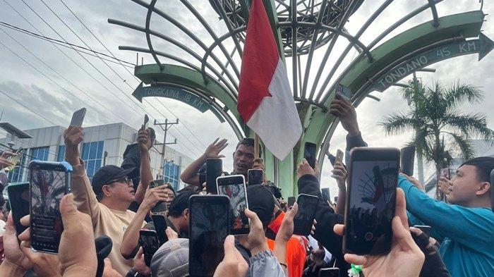 DAENG ANPES - Potret Daeng Anpes saat finish di Zero Point, Manado, Sulut, Rabu (12/2/2025) pagi. Setibanya di titik finish, Daeng Anpes menceritakan pengalaman selama 126 hari perjalanannya dari Makassar hingga Manado dengan berjalan kaki.