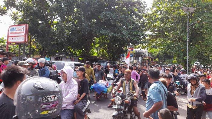 DISAMBUT BAK PAHLAWAN: Daeng Anpes saat tiba di Kawasan Manado Beach Walk Malalayan, Manado Sulut, Selasa (11/2/2025). Daeng Anpes disambut bak pahlawan oleh warga Sulut.