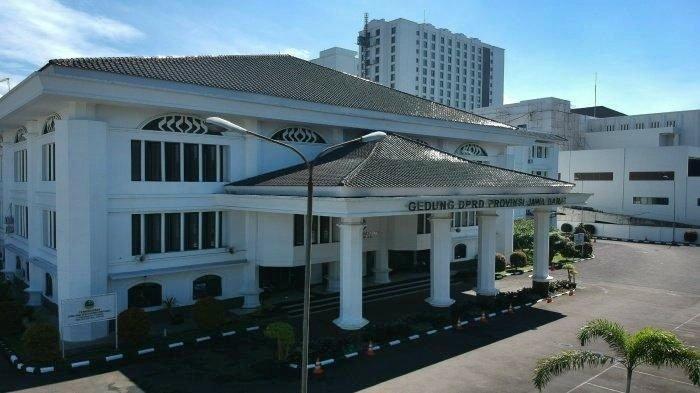 Daftar nama caleg terpilih DPRD Provinsi Jawa Barat Dapil I. Potret Gedung DPRD Provinsi Jawa Barat.