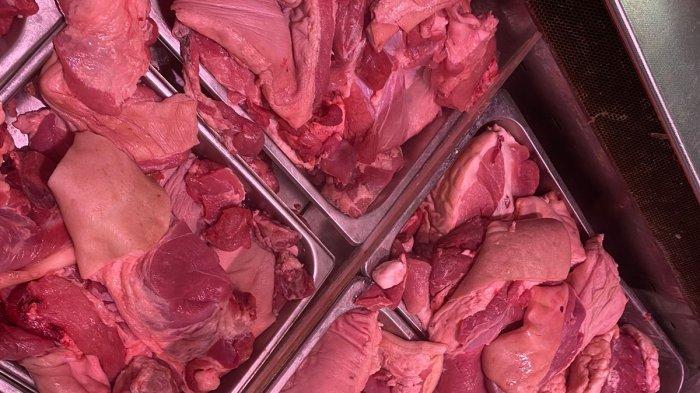 Daging Babi di Pasar Swalayan Manado, Sulawesi Utara, Jumat (19/4/2024).