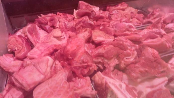 Daging Babi di Pasar Swalayan FreshMart Bahu Manado, Sulawesi Utara