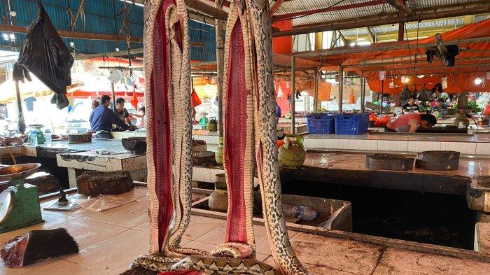 Daging ular yang dijual di Pasar Beriman atau dikenal Pasar Ekstrem di Tomohon, Sulawesi Utara
