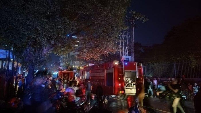 Damkar yang coba memadamkan api saat kebakaran di Kampung Kodo, Manado, Selasa 19 Maret 2024.
