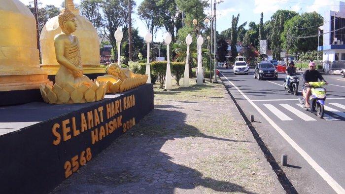 Dekorasi Hari Raya Waisak di pinggir Lapangan Sparta Tikala, Manado, Sulawesi Utara