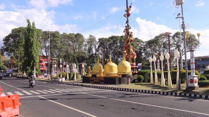 Dekorasi Hari Raya Waisak di pinggir Lapangan Sparta Tikala, Manado, Sulawesi Utara