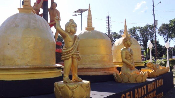 Dekorasi Hari Raya Waisak di pinggir Lapangan Sparta Tikala, Manado, Sulawesi Utara