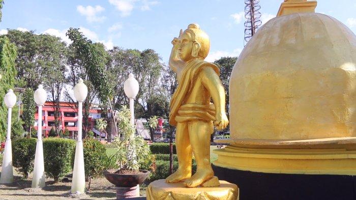 Dekorasi Hari Raya Waisak di pinggir Lapangan Sparta Tikala, Manado, Sulawesi Utara