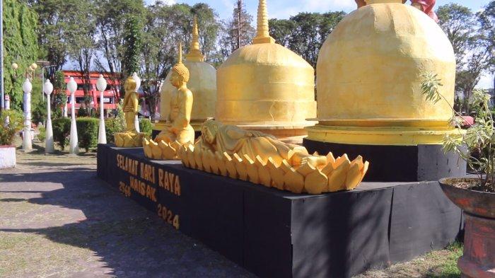 Dekorasi Hari Raya Waisak di pinggir Lapangan Sparta Tikala, Manado, Sulawesi Utara
