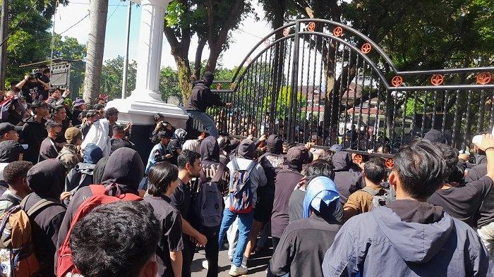 DEMO RICUH: Puluhan massa yang terdiri dari gabungan mahasiswa mencoba mendobrak pintu masuk kantor Gubernur Sulut dalam demo Indonesia Gelap, Rabu (19/2/2025). Demo yang di gelar depan kantor Gubernur Sulut ini berakhir ricuh, massa bakar ban dan mencoba menerobos pintu masuk kantor gubernur.