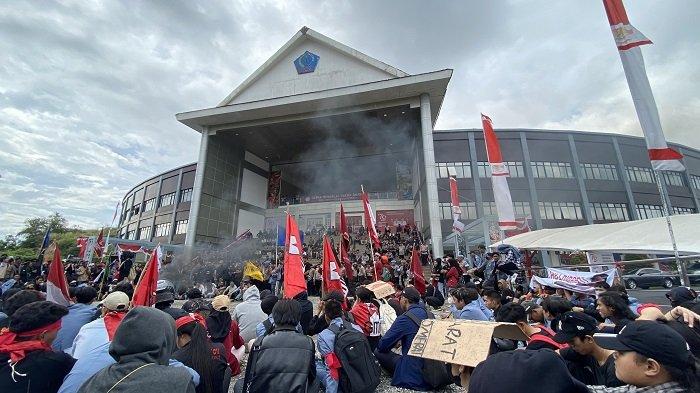 Demo Mahasiswa di DPRD Sulut 1