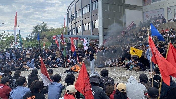 Demo Mahasiswa di DPRD Sulut 1